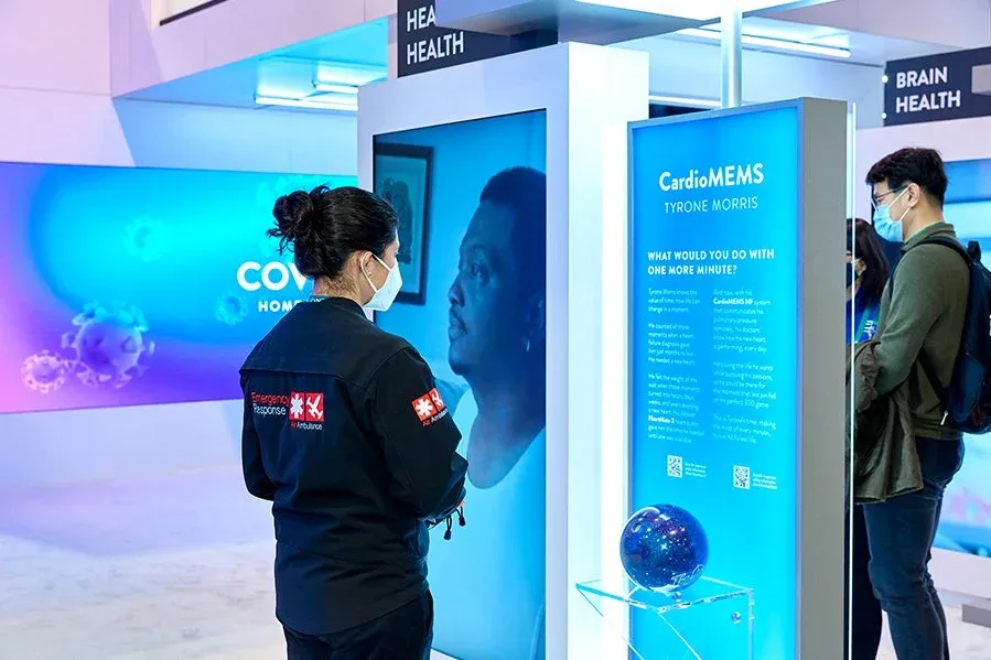 Visitors at the CardioMEMS kiosk