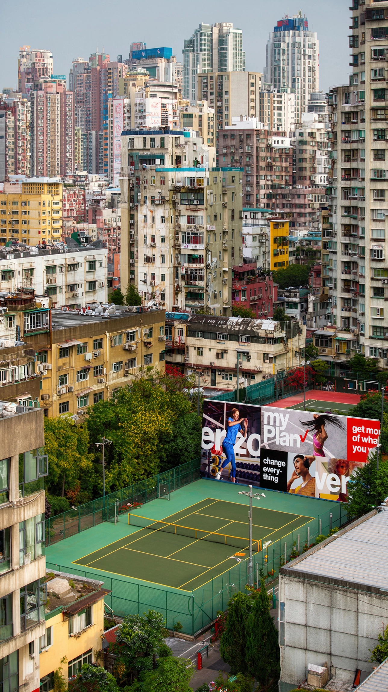 Verizon myPlan billboards above a tennis court